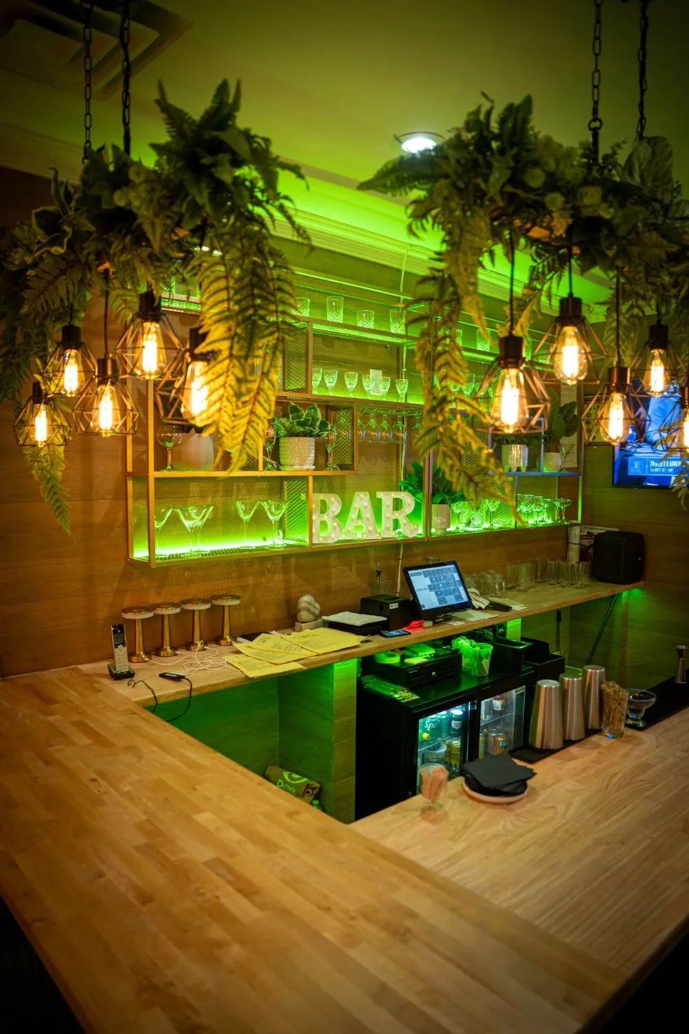 La barra de CORA con luces verdes